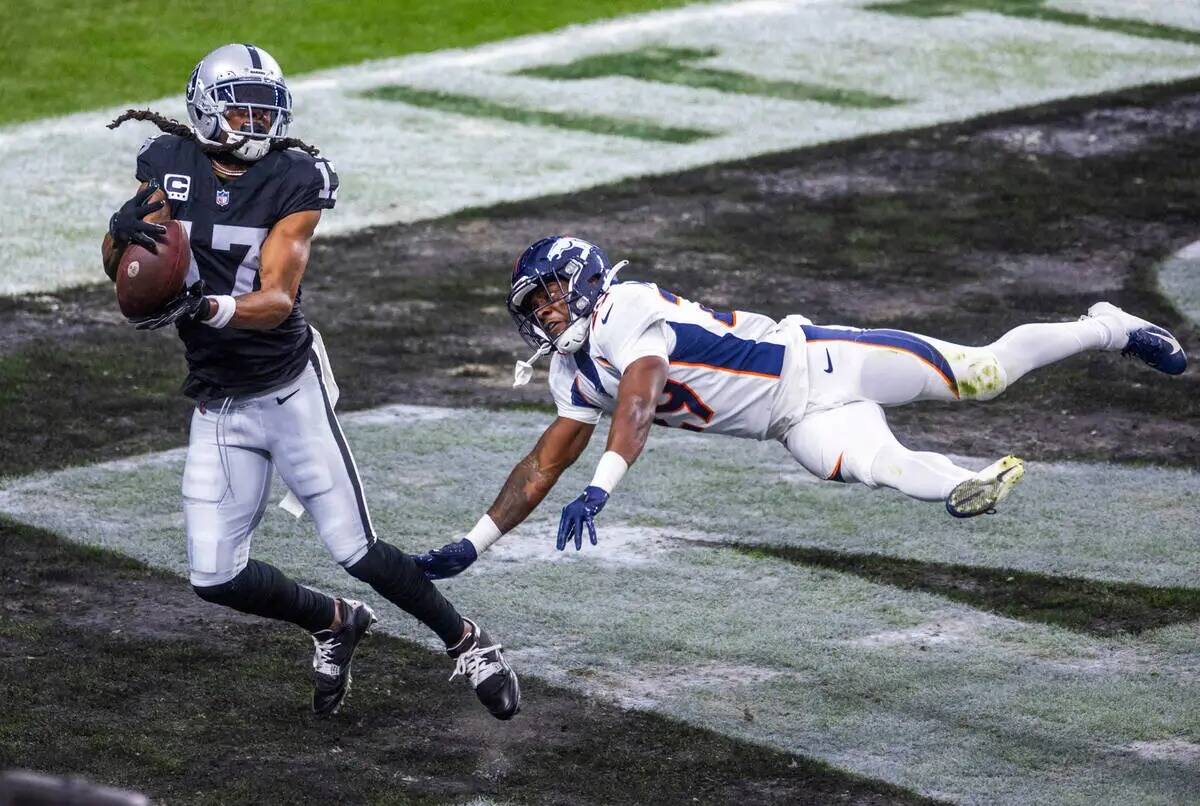 El wide receiver de los Raiders Davante Adams (17) consigue un pase de touchdown mientras el co ...