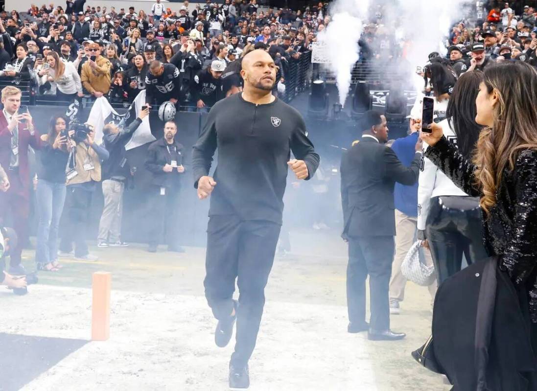 El entrenador interino de los Raiders, Antonio Pierce, sale al campo para enfrentarse a los Den ...