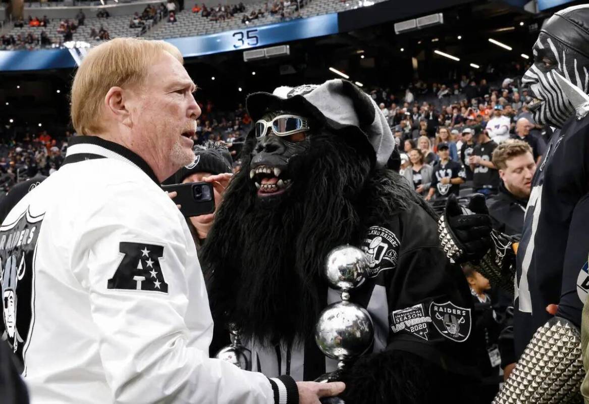 El dueño de los Raiders, Mark Davis, charla con los fans antes del comienzo de un partido de f ...