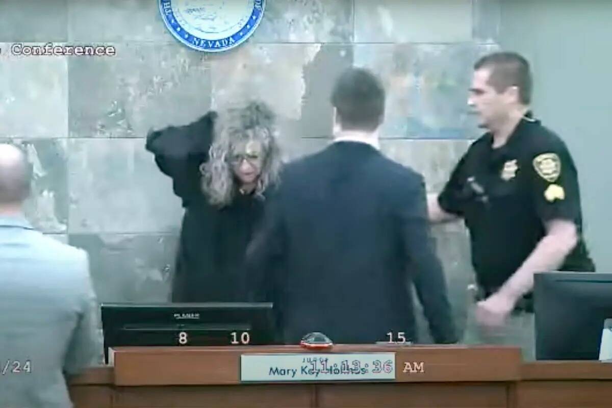 Esta es una captura de pantalla de video de la jueza Mary Kay Holthus siendo ayudada después d ...
