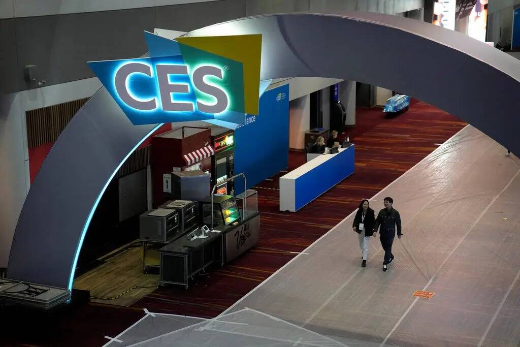 La gente camina a través de Las Vegas Convention Center durante la instalación antes de la fe ...