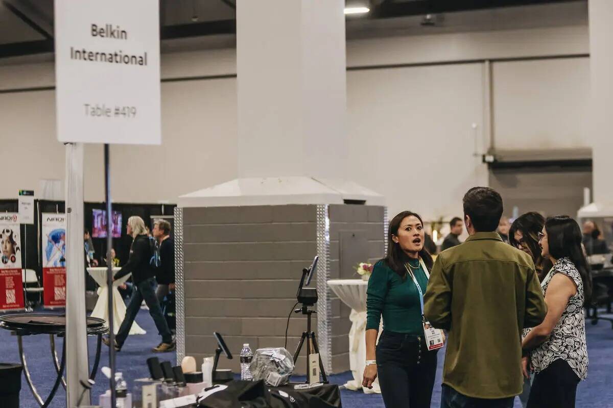 Un grupo de personas habla durante la presentación de CES en el Mandalay Bay Convention Center ...