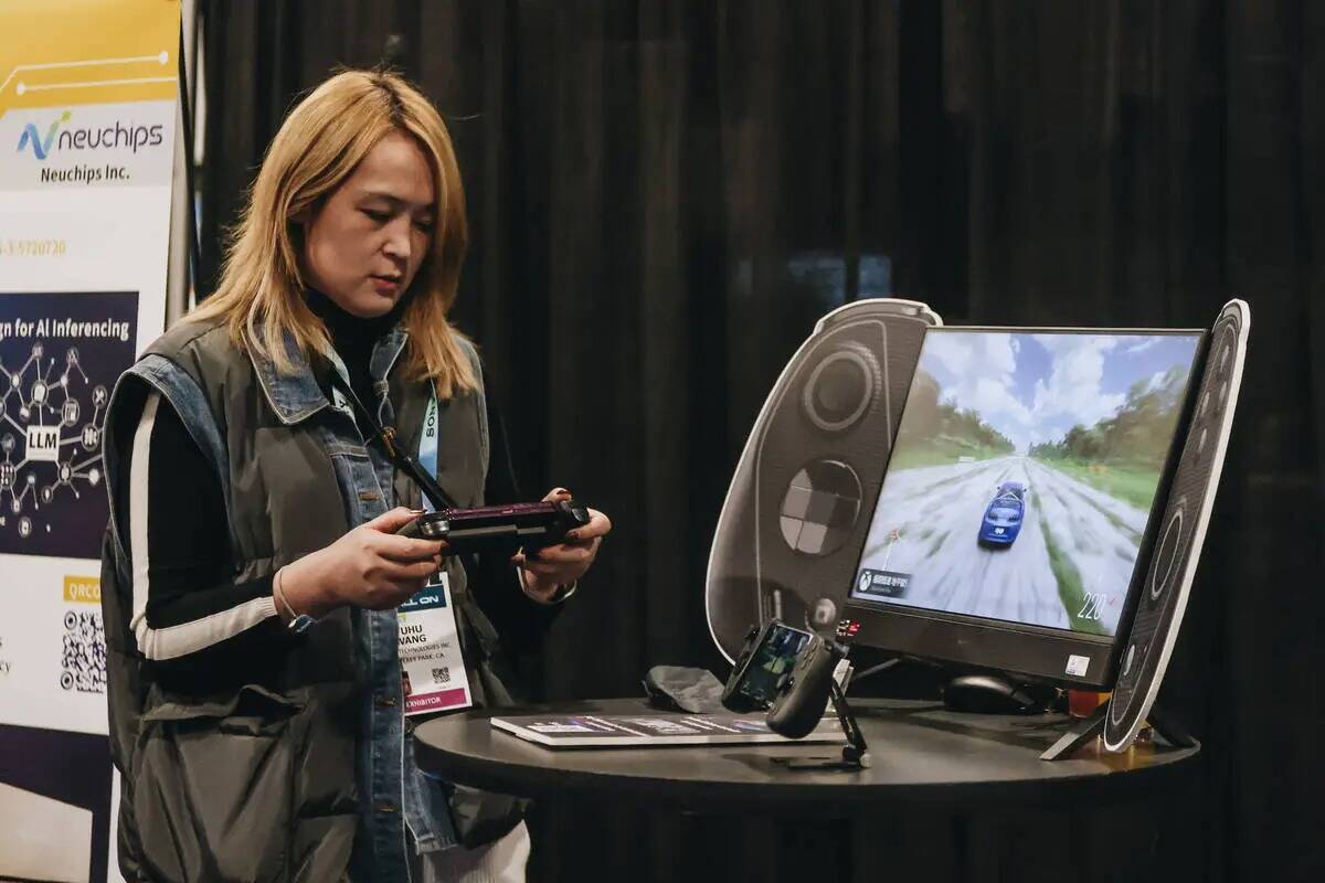 Un asistente al CES prueba un "mando de juegos en la nube" de Serafim durante la presentación ...