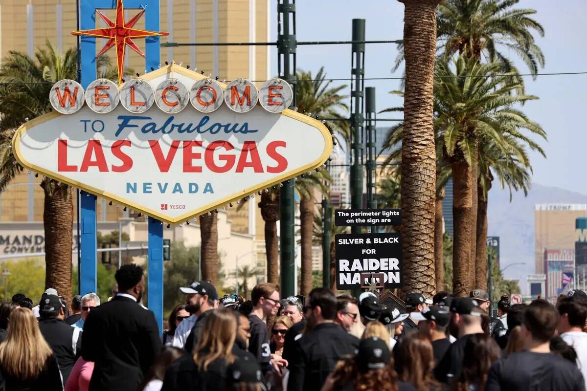 El personal de los Raiders se reúne en el letrero Welcome to Fabulous Las Vegas para una cerem ...