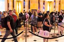 Los huéspedes del hotel esperan en fila mientras se registran en el hotel-casino Luxor, el jue ...