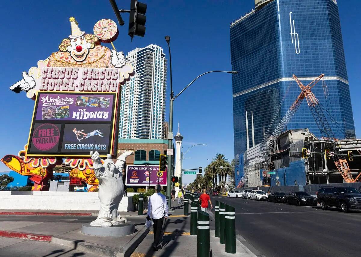 Peatones pasan por delante del Circus Circus, el jueves 20 de octubre de 2022, en Las Vegas. (B ...