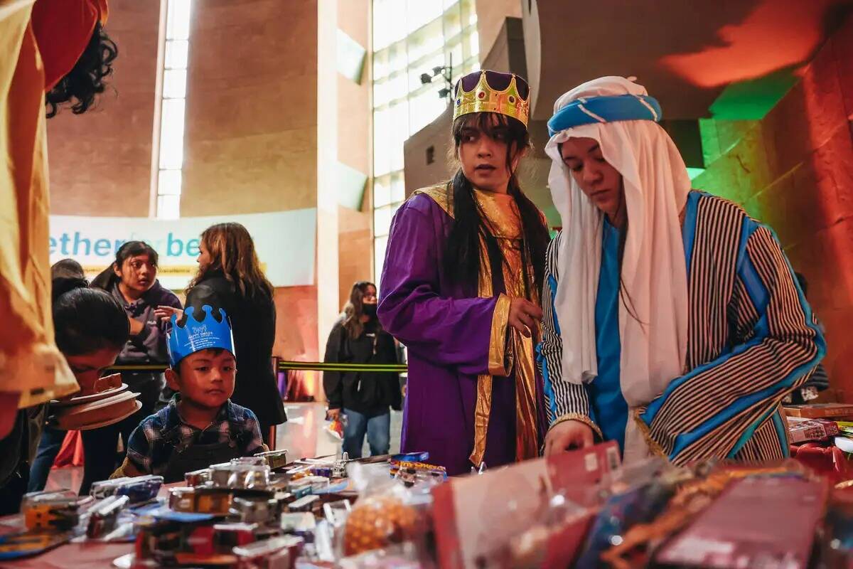 Los Reyes Magos reparten juguetes a los niños durante la celebración del Día de Reyes en el ...