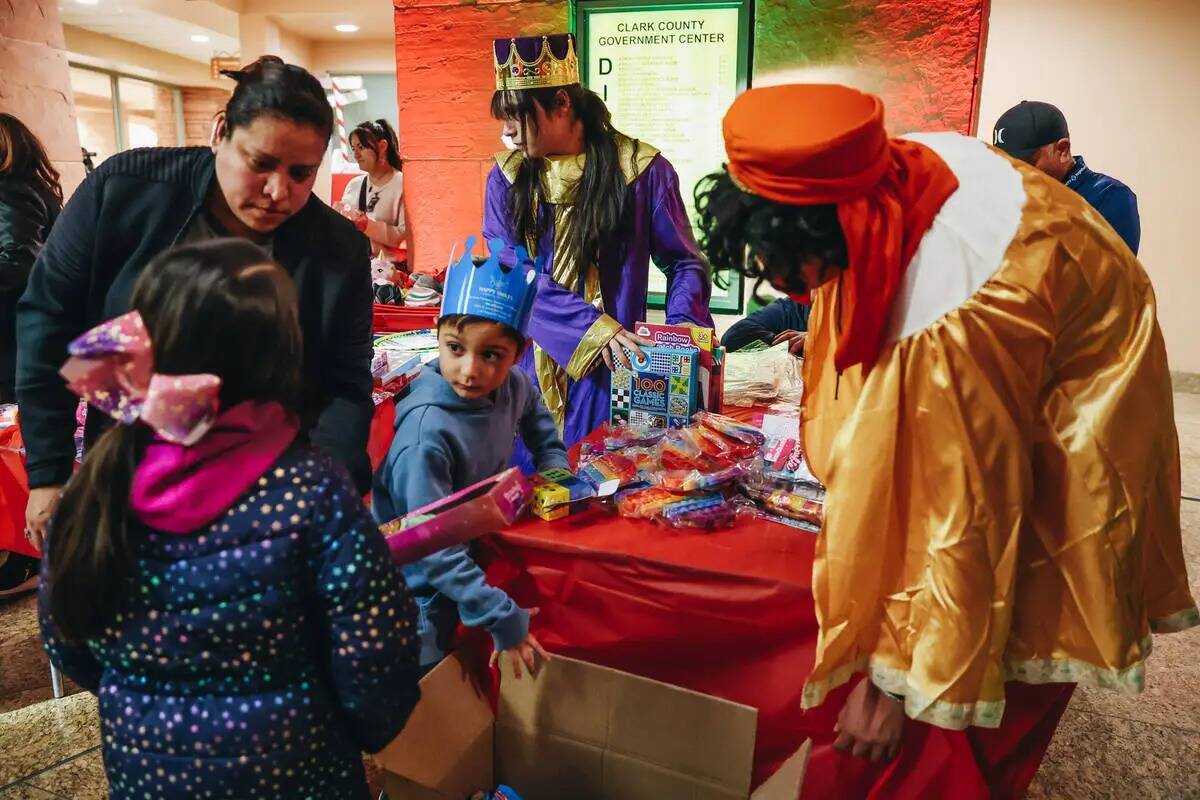 Los Reyes Magos reparten juguetes a los niños durante una celebración del Condado Clark por e ...