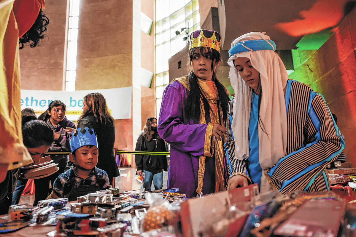 Los Reyes Magos reparten juguetes a los niños durante la celebración del Día de Reyes en el ...