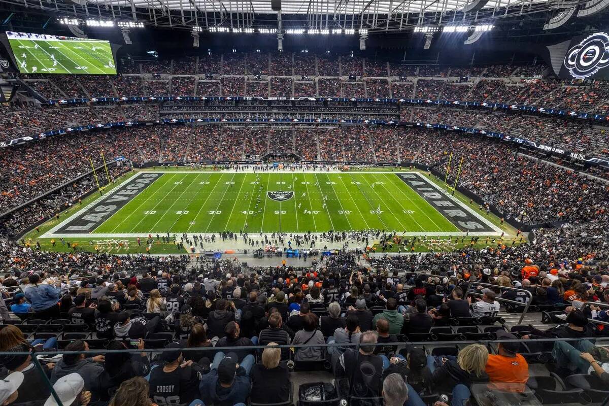 Los Raiders dan la patada inicial a los Denver Broncos en la primera parte de su partido de la ...