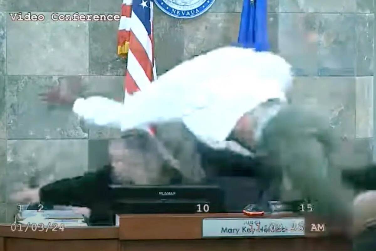 Esta es una captura de pantalla de video del acusado Deobra Redden atacando a la jueza Mary Kay ...