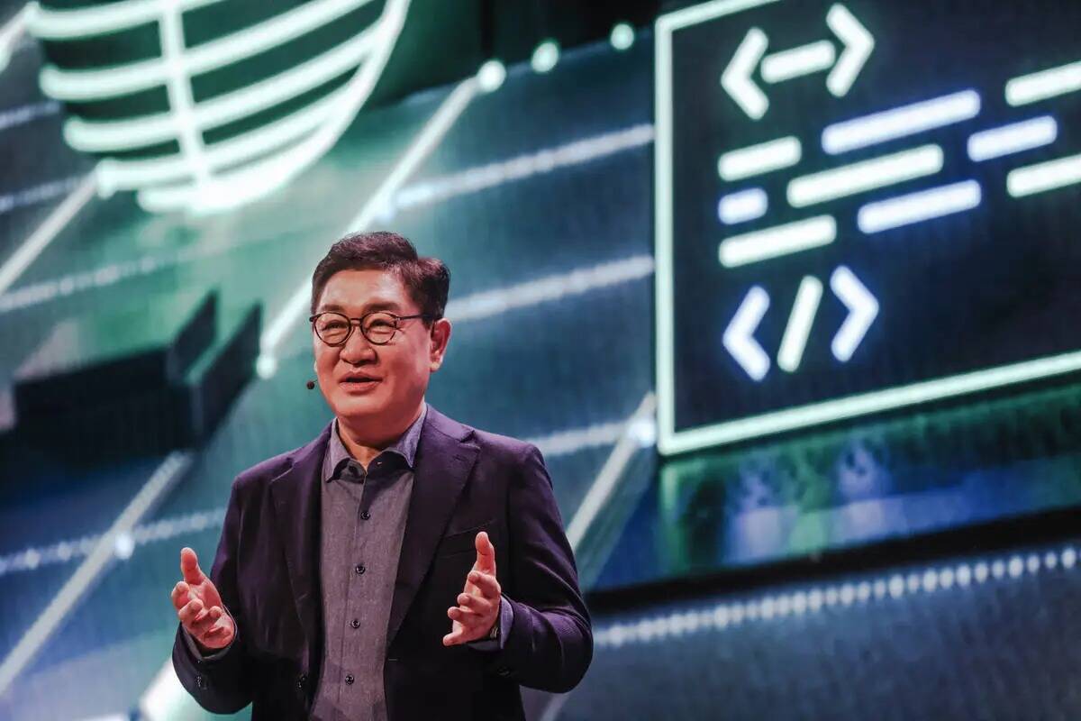 JH Han, director ejecutivo de Samsung Electronics, se dirige a la audiencia en una conferencia ...