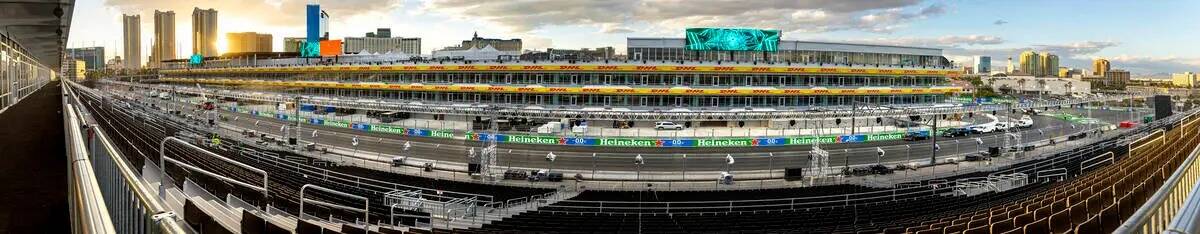 Esta foto panorámica muestra la vista de la pista del Grand Prix de Las Vegas desde el Sky Box ...