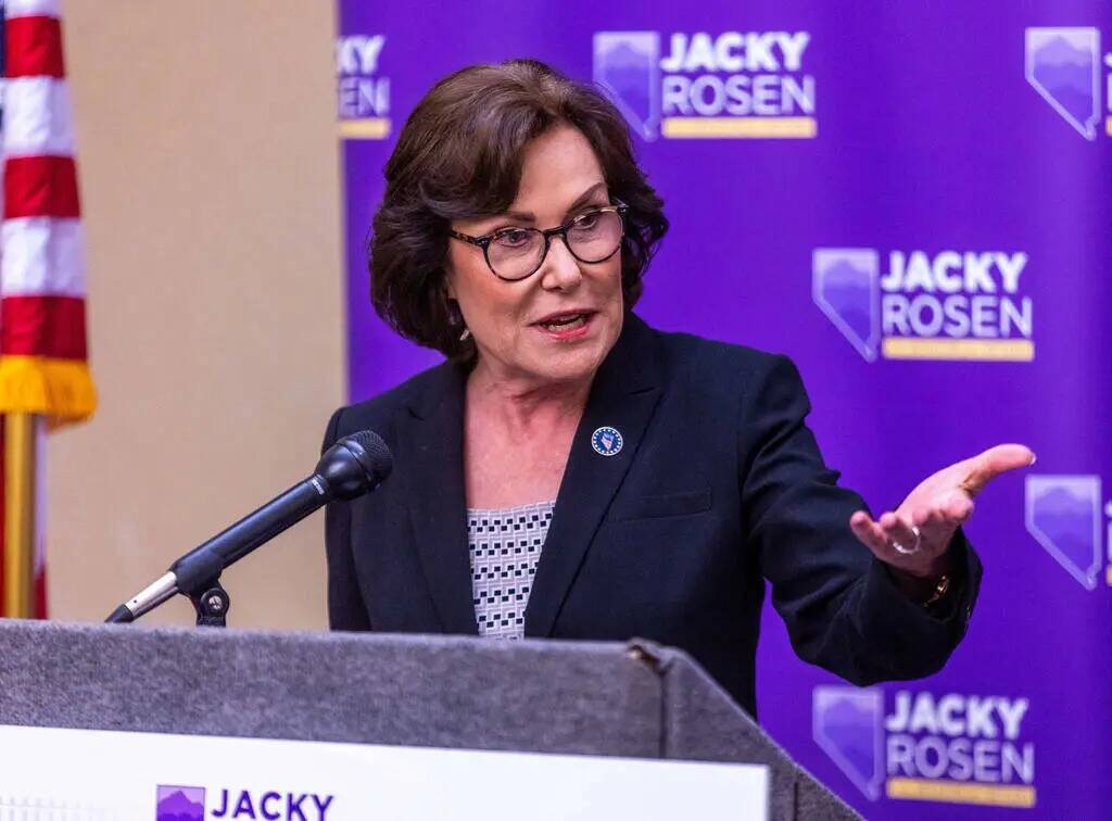 La senadora Jacky Rosen, demócrata por Nevada, habla en una rueda de prensa el viernes 18 de a ...