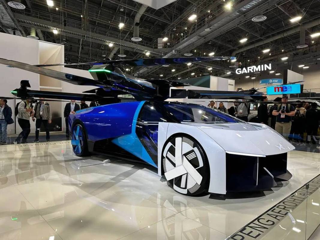 La empresa china Xpeng Aeroht presentó su supercoche volador eVTOL en el CES el 9 de enero de ...