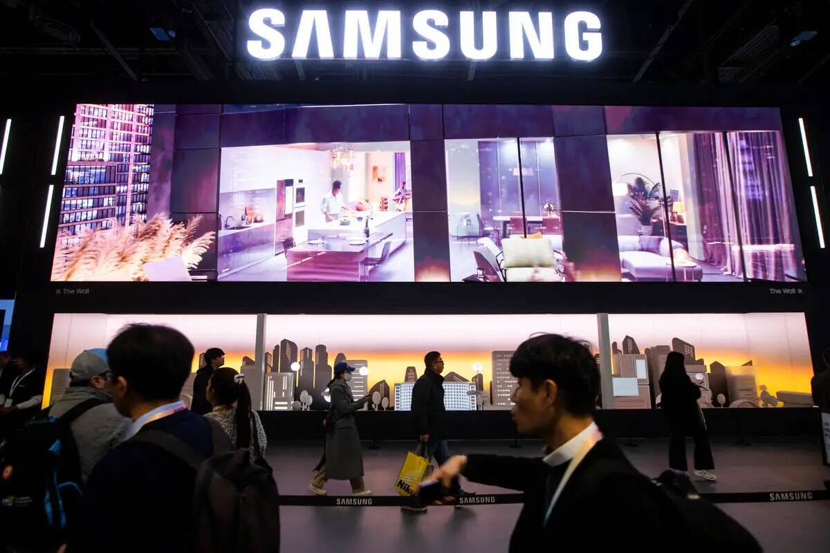 Los asistentes pasan por el stand de Samsung durante el primer día del CES en el Las Vegas Con ...