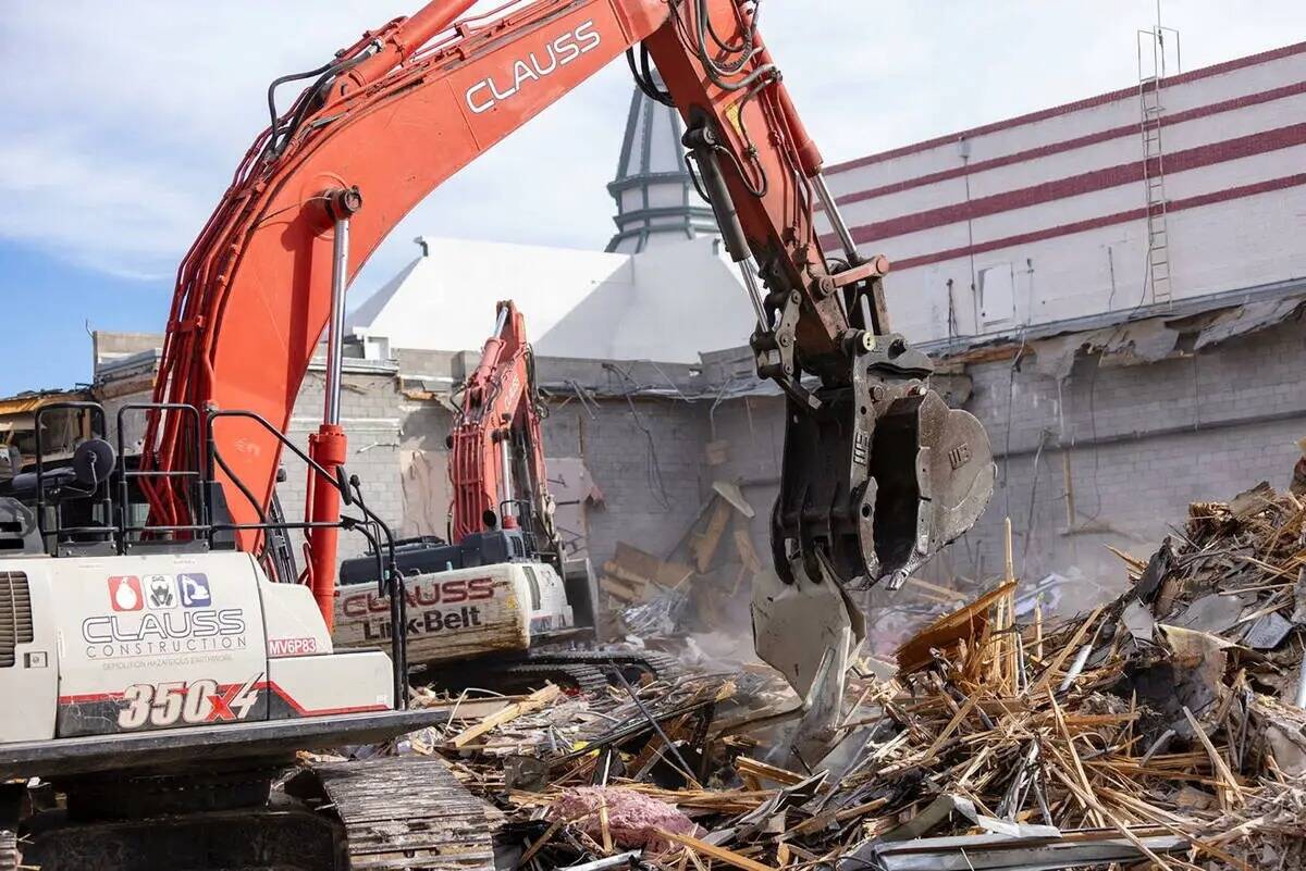 La demolición del antiguo Terrible's Hotel and Casino en Jean, Nevada, comenzó en diciembre d ...