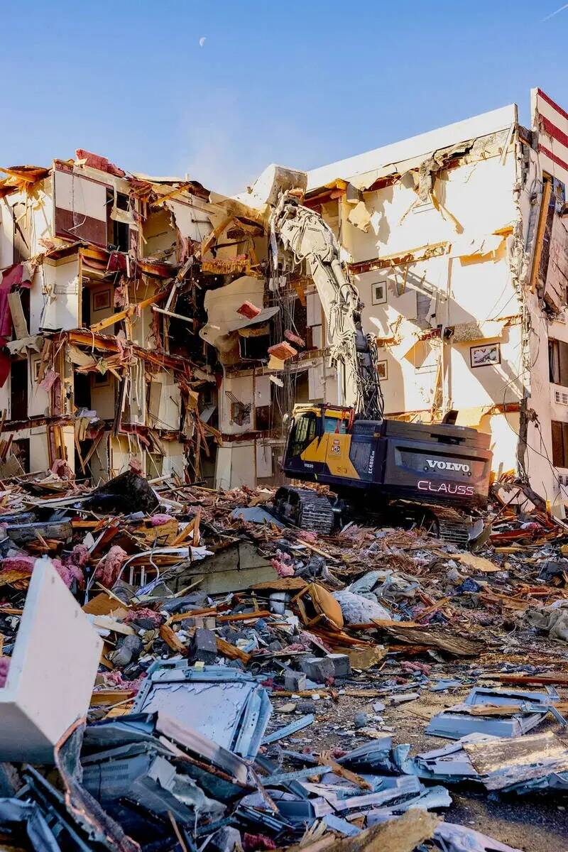 La demolición del antiguo Terrible's Hotel and Casino en Jean, Nevada, comenzó en diciembre d ...