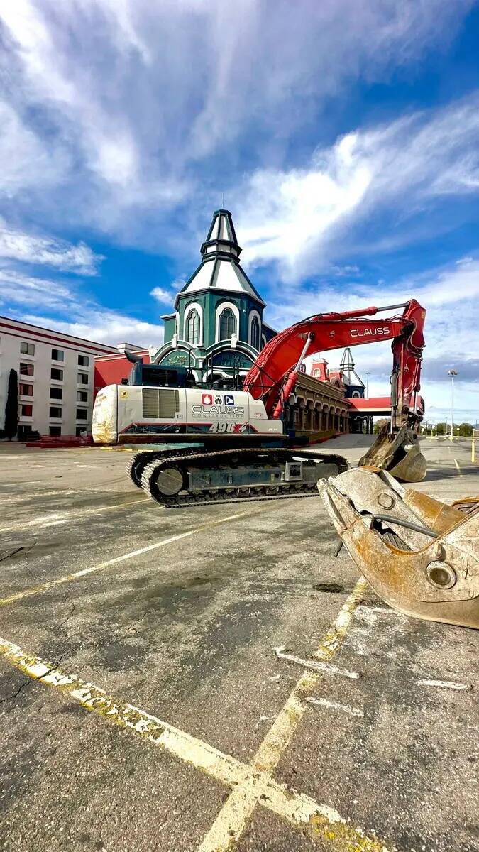 La demolición del antiguo Terrible's Hotel and Casino en Jean, Nevada, comenzó en diciembre d ...