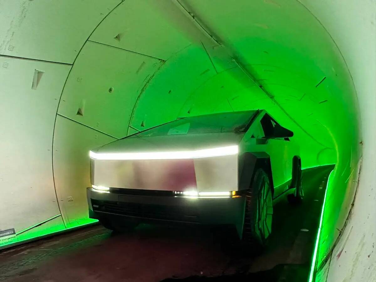 Un Cybertruck Tesla en el interior del Vegas Loop de Boring Company. (Boring Co. vía X)