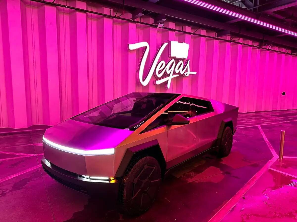 Un Cybertruck Tesla en el interior del Vegas Loop de Boring Company. (Boring Co. vía X)