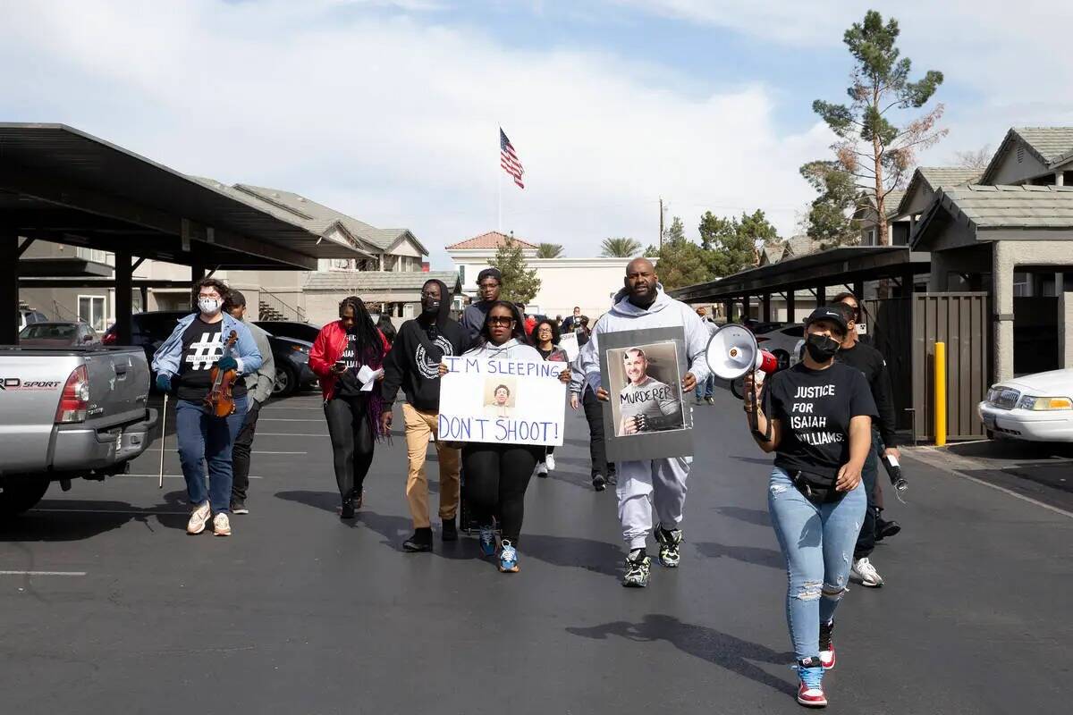 Activistas, miembros de la comunidad y la familia de Isaiah Williams, que fue asesinado a tiros ...