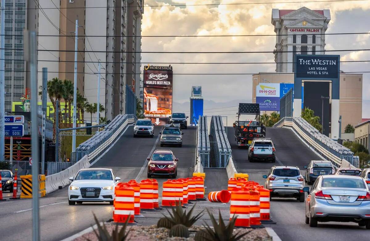 El puente temporal en Flamingo Road sobre Koval Lane aún permanece del Grand Prix de Las Vegas ...