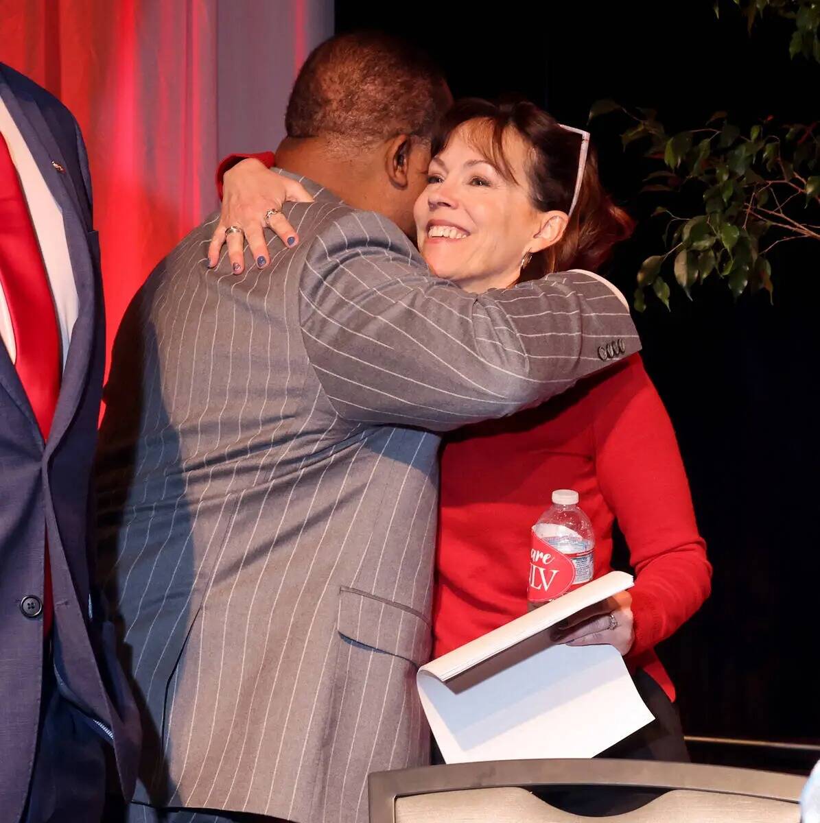El presidente de la UNLV, Keith Whitfield, abraza a Michelle Paul, vicepresidenta adjunta de sa ...