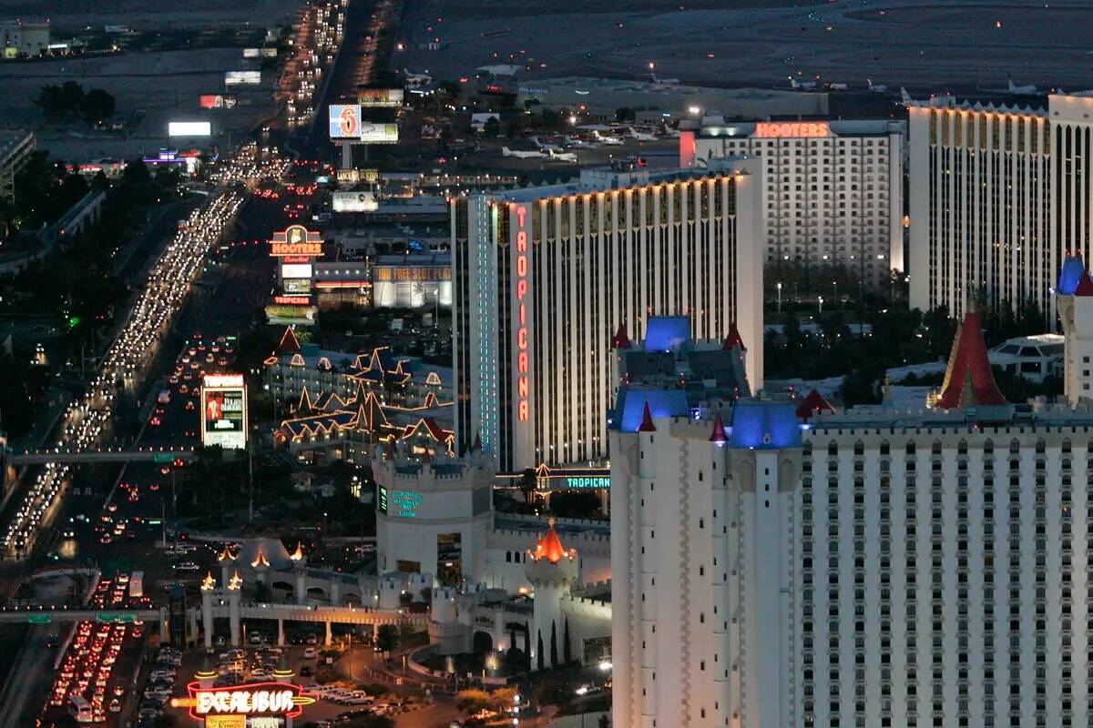 El Strip de Las Vegas, incluyendo el hotel-casino Tropicana, el hotel-casino Hooters y el hotel ...