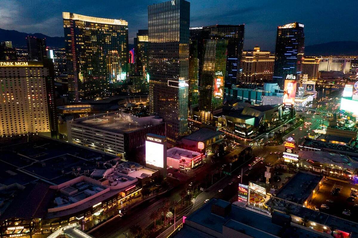 Vista aérea del Strip de Las Vegas observando la puesta de sol hacia el norte el miércoles 12 ...