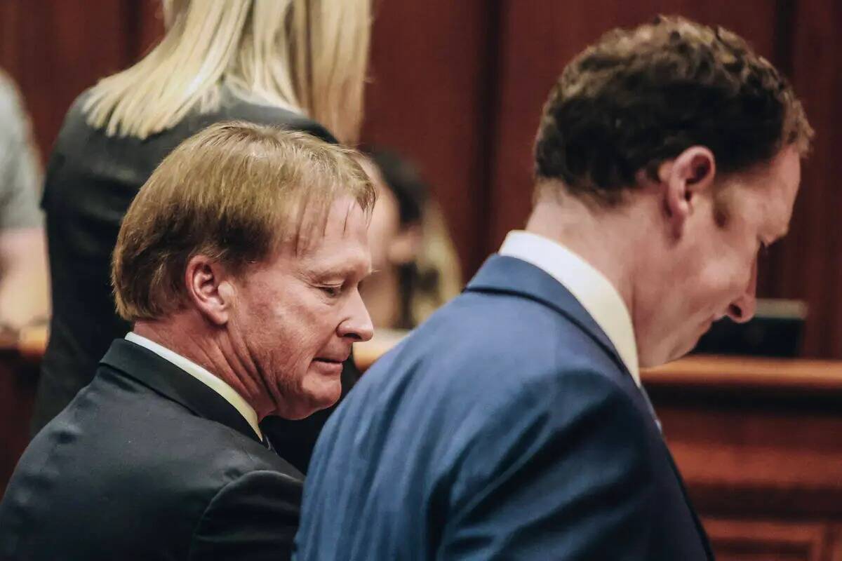 Jon Gruden es visto durante los argumentos orales para una lucha legal entre Gruden y la NFL en ...