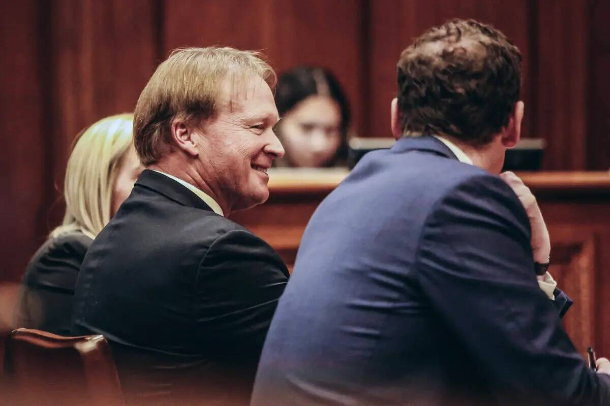 Jon Gruden es visto durante los argumentos orales de una pelea legal entre Gruden y la NFL en l ...