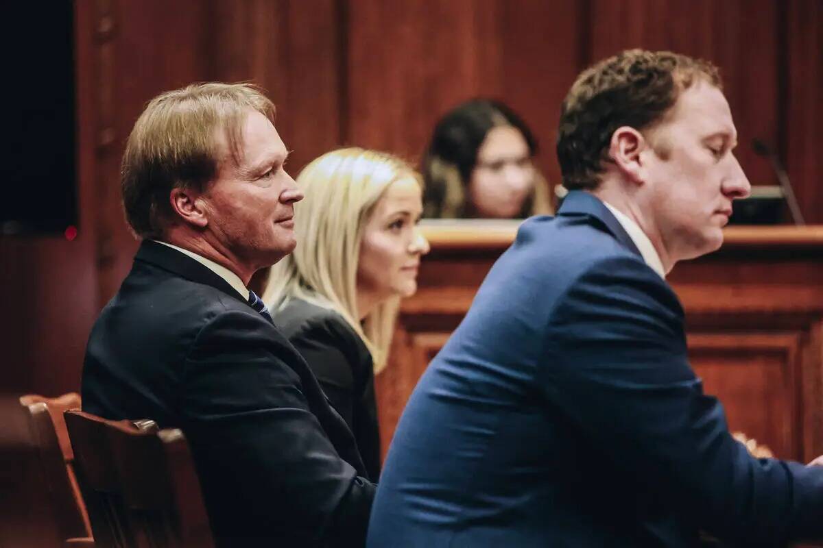 Jon Gruden es visto durante los argumentos orales de una pelea legal entre Gruden y la NFL en l ...
