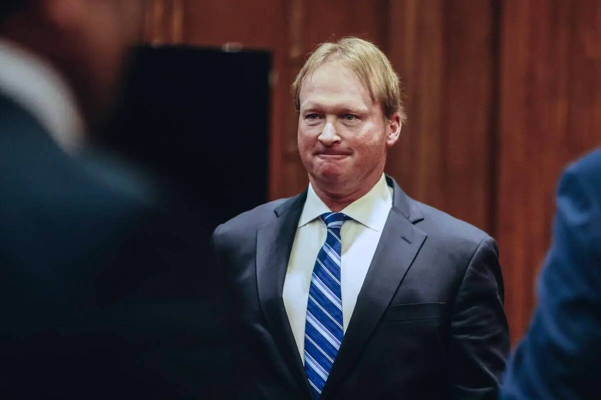 Jon Gruden abandona el tribunal después de comparecer en una audiencia para los argumentos ora ...