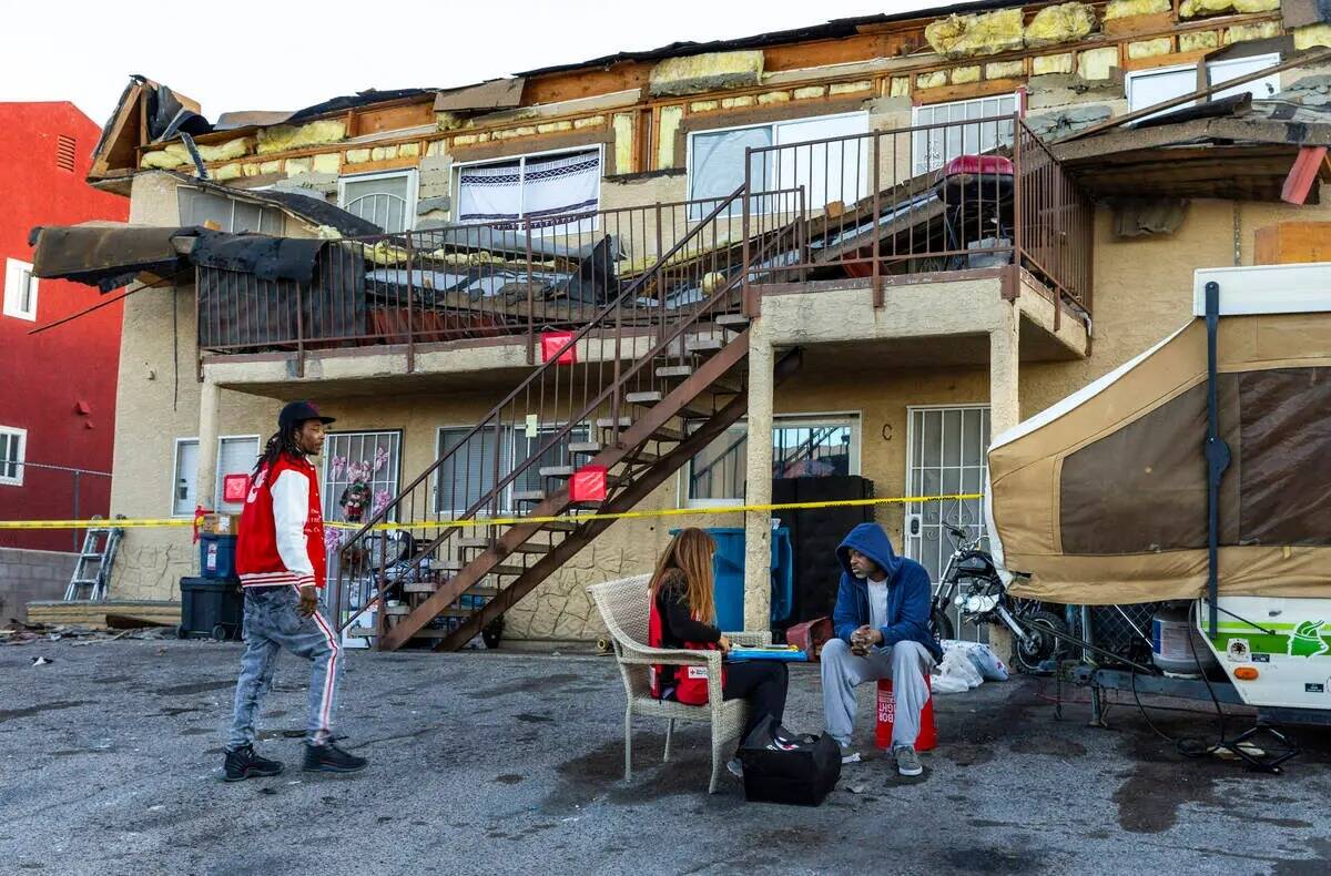 La Cruz Roja asiste a los desplazados por el colapso del tejado de un edificio de apartamentos ...