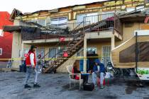 La Cruz Roja asiste a los desplazados por el colapso del tejado de un edificio de apartamentos ...