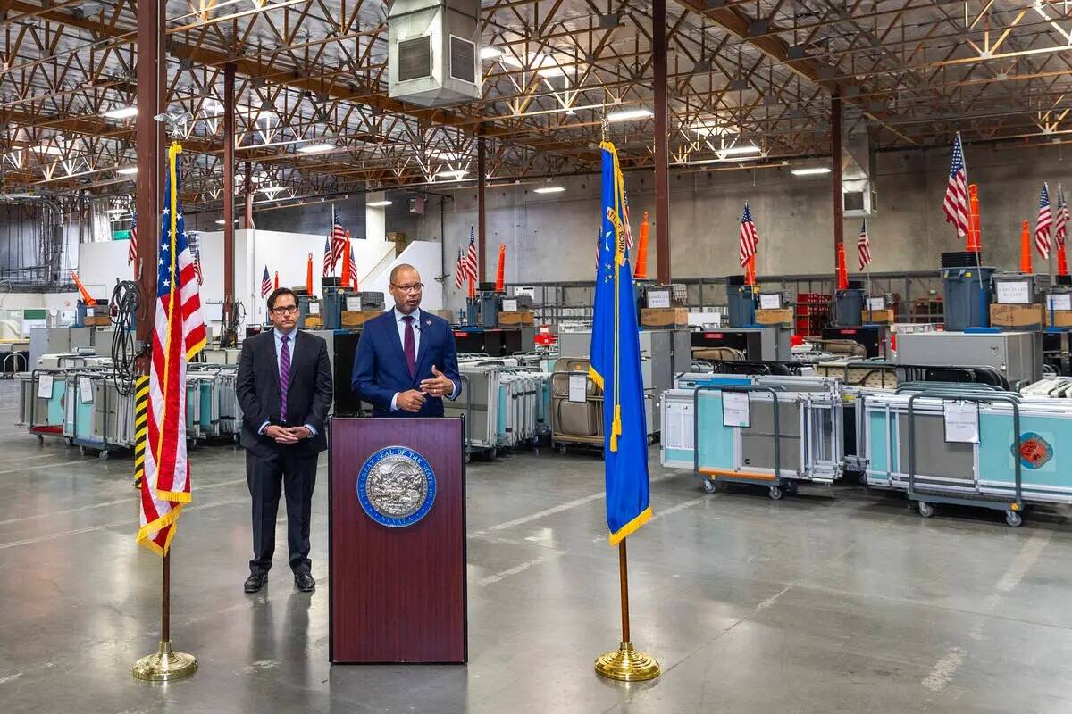 El fiscal general de Nevada Aaron Ford, a la derecha, habla junto al secretario de Estado Franc ...