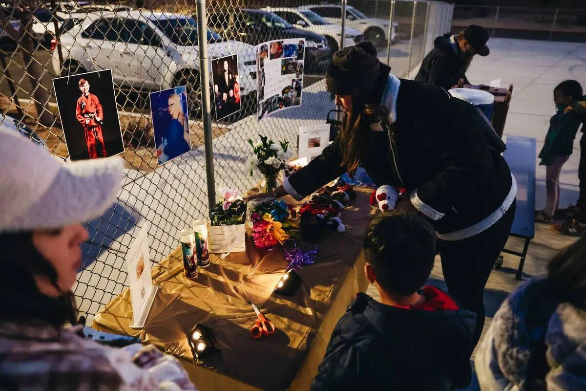 Una mesa llena de fotos, velas y flores se ve durante una vigilia para Rebecca Post, Aquiles Qu ...