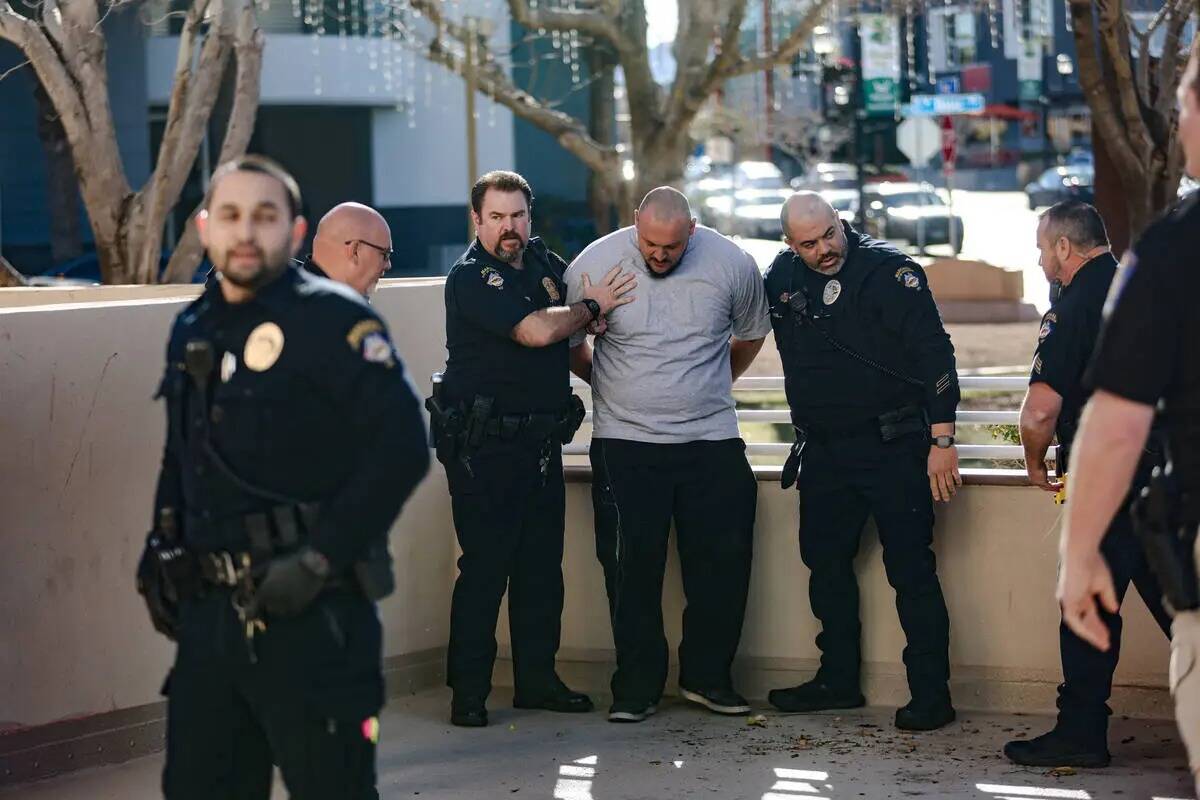 Un miembro de la familia de las víctimas de un accidente de DUI es retenido por la policía de ...