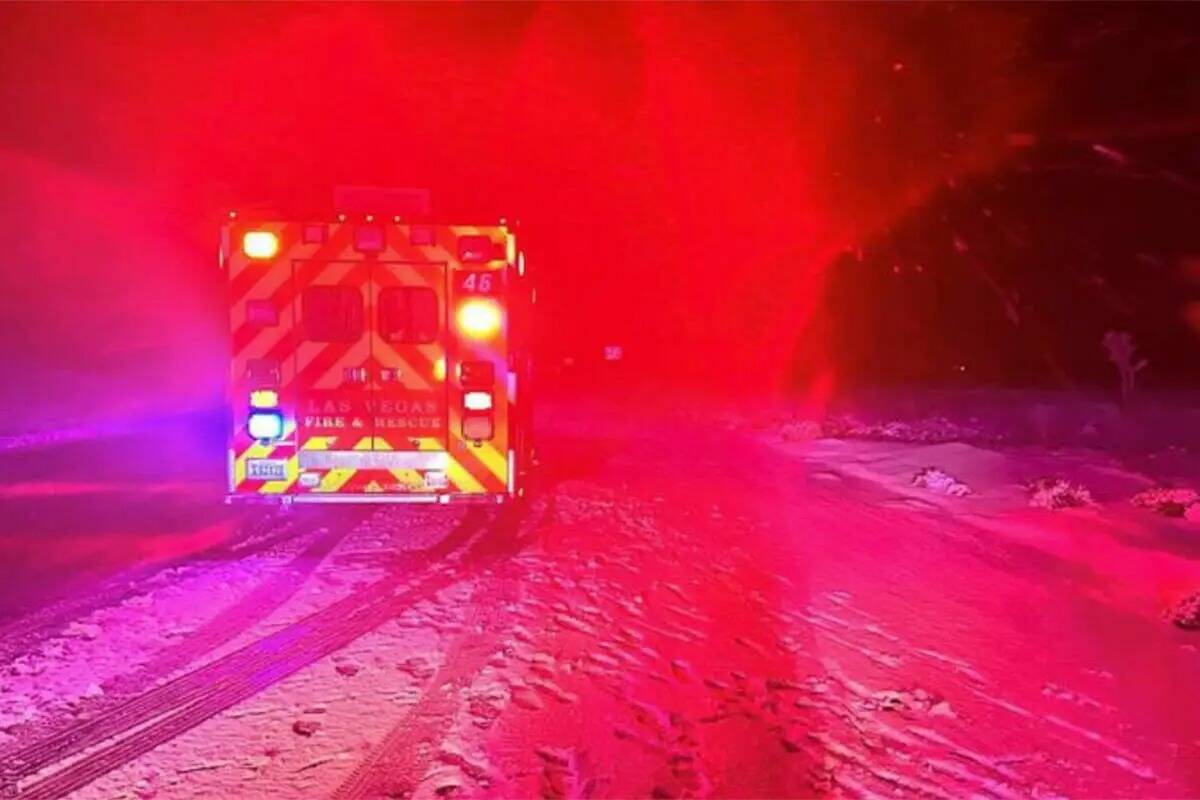 Las cuadrillas responden a un accidente con vuelco el jueves, 11 de enero de 2024, en Lee Canyo ...