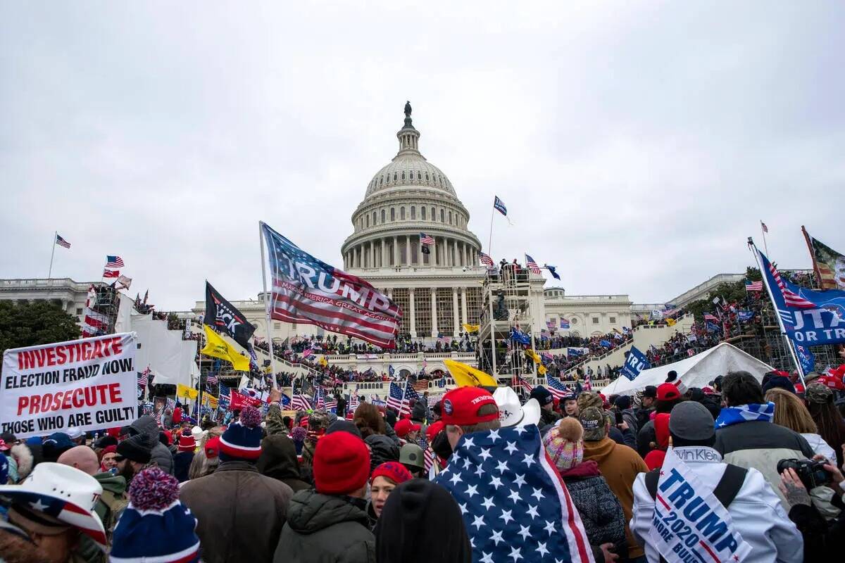 Manifestantes leales al presidente Donald Trump se reúnen en el frente oeste del Capitolio de ...