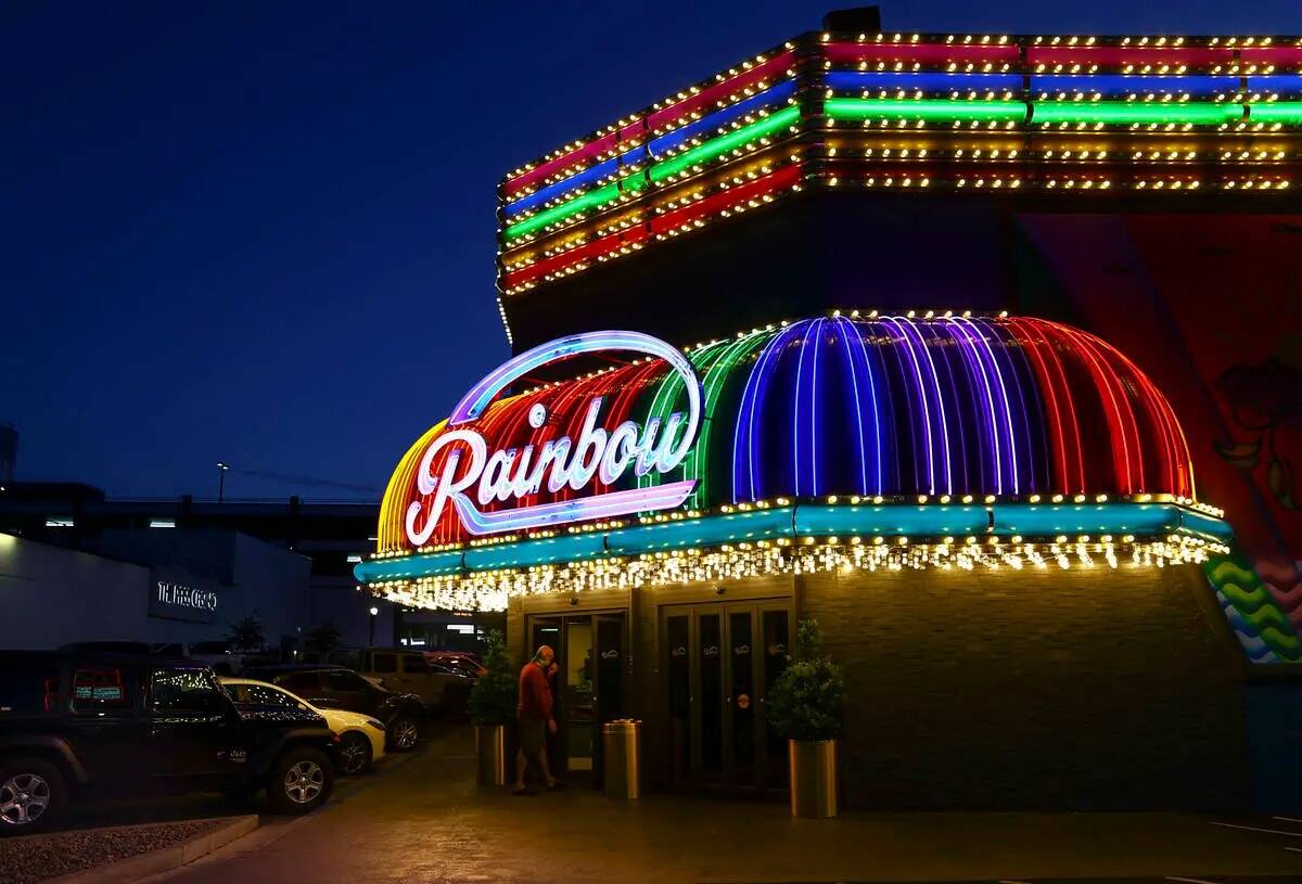 Vista exterior del Rainbow Club and Casino en el distrito de Water Street, en el centro de Hend ...