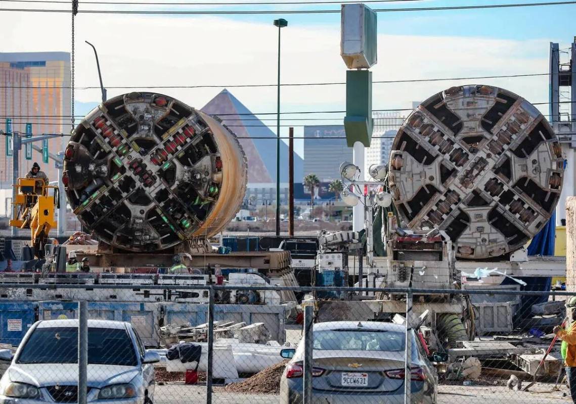 Dos máquinas perforadoras en el terreno que la Boring Company ha adquirido recientemente frent ...