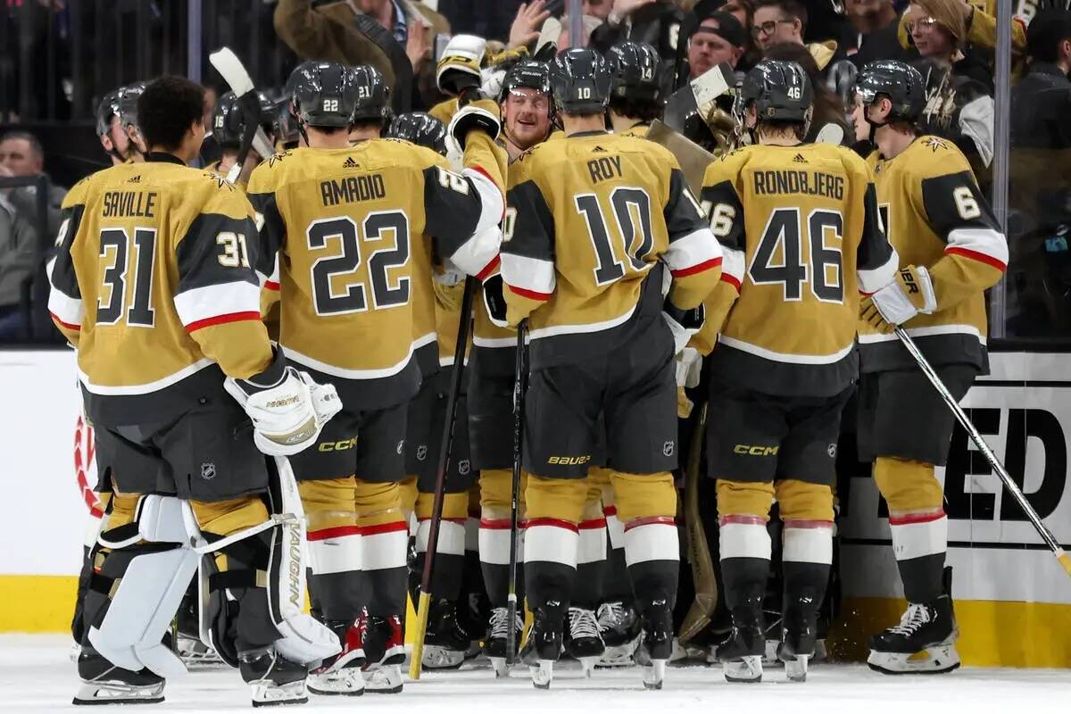Los Golden Knights celebran su victoria en tiempo extra en un partido de hockey de la NHL contr ...