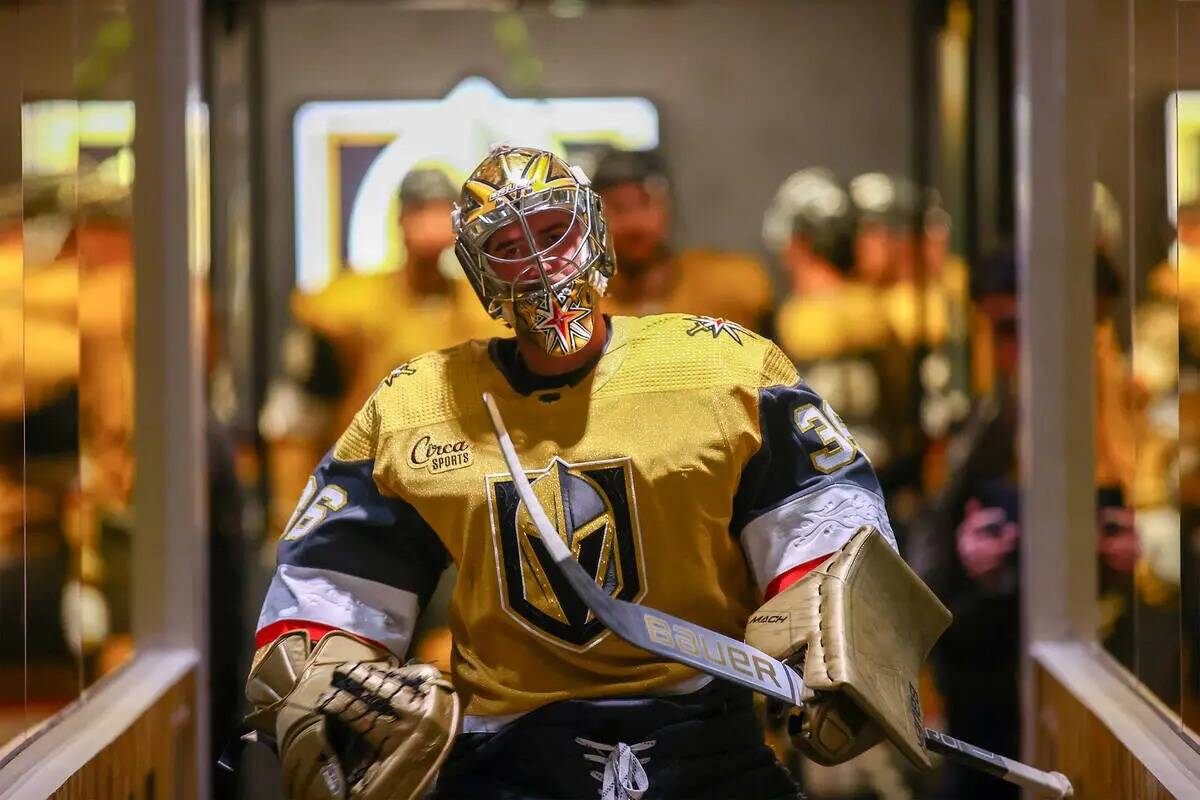 El portero de los Golden Knights, Logan Thompson, se dirige al hielo para calentar antes de un ...