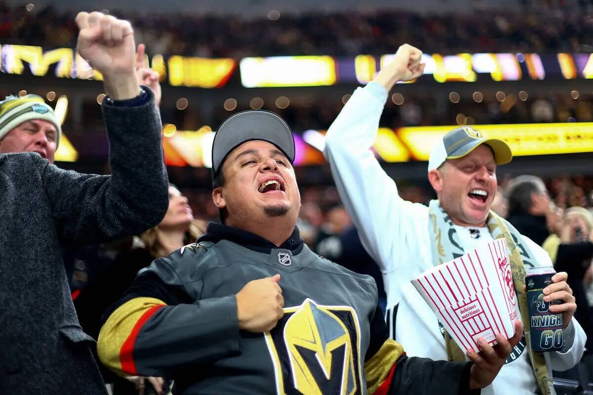 El fan de los Golden Knights Gabriel Gonzalez, centro, de Las Vegas, celebra después de que lo ...