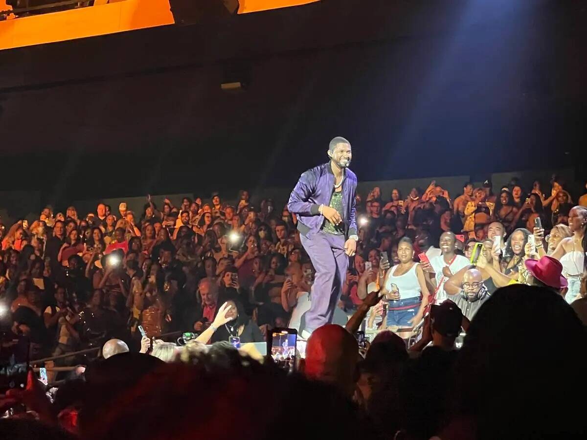 Usher se presenta en la noche inaugural de su residencia "My Way" en Dolby Live at Park MGM el ...