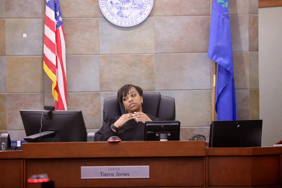 La jueza de distrito Tierra Jones preside durante la sentencia para Tattiyona Wilson en el Cent ...