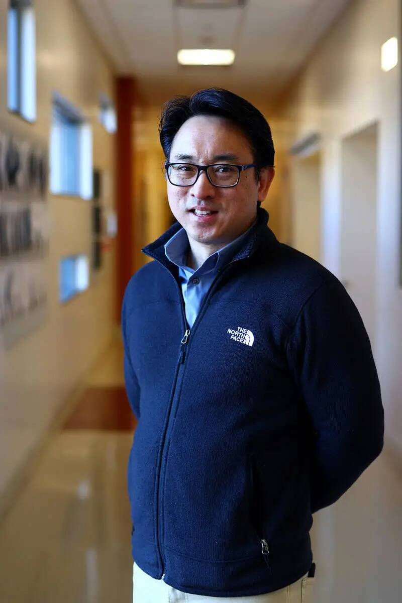 El doctor Edwin Oh en el Edificio de Ciencias e Ingeniería de la UNLV el jueves 11 de enero de ...