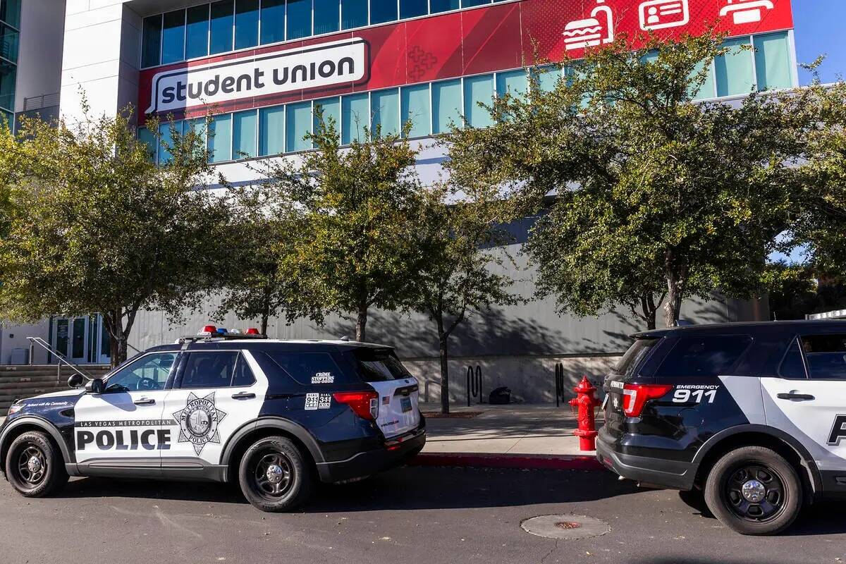 Vehículos de la Policía Metropolitana todavía se alinean en el estacionamiento exterior del ...